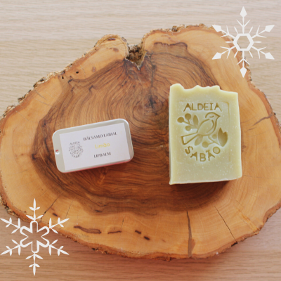 Sabonete e bálsamo labial sobre tábua de madeira