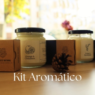 Conjunto de velas aromáticas com rótulos variados em frascos de vidro e embalagens de cartão