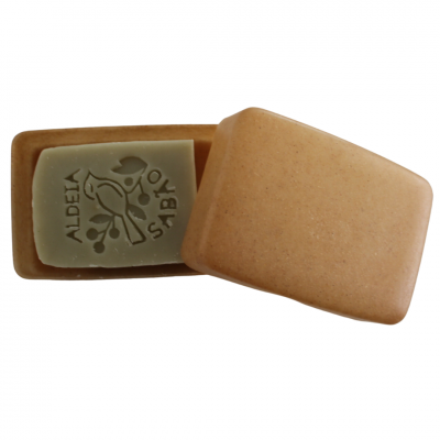 Sabonete verde com gravação e saboneteira castanha retangular com tampa