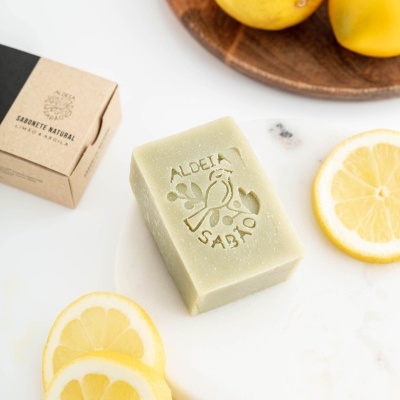 Sabonete Aldeia Sabão natural com limões inteiros e fatias de limão amarelo