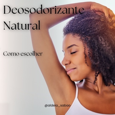 Mulher com regata branca mostrando axila limpa com texto sobre desodorizante natural