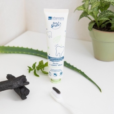pasta de dentes Bio Smile LaSaponaria com escova, carvão e planta