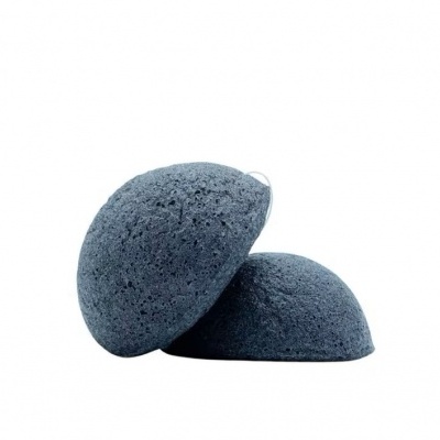 Dupla de pedaços de esponja porosa cinzenta