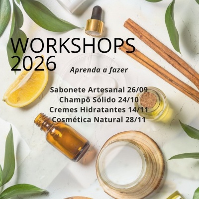 Frascos com produtos naturais, fatia de limão, paus de canela e folhas verdes com texto de workshops 2026.