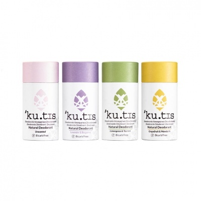 Quatro desodorizantes naturais ku.tis com tampas em rosa, roxo, verde e amarelo e corpo branco