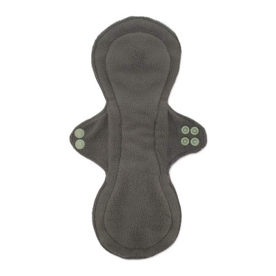 Protector menstrual reutilizável cinza escuro com botões de pressão verdes