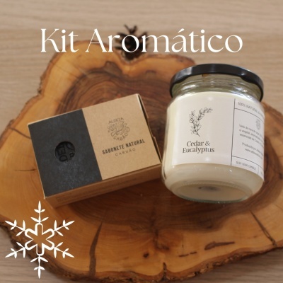 Kit Aromático com sabonete natural de carvão e vela perfumada de cedro e eucalipto sobre base de madeira