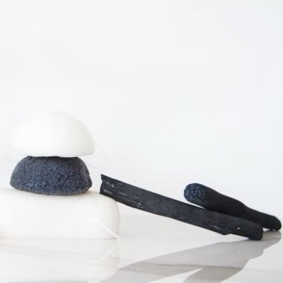 bolachas brancas, pedra-pomes preta e pedaços de carvão vegetal