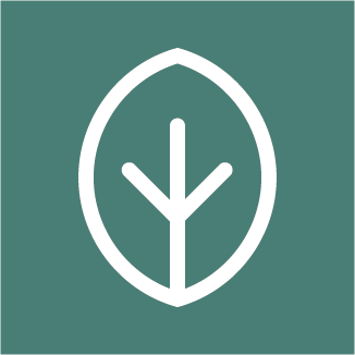 Balão de ar quente laranja com padrão de linhas em céu azul com nuvens