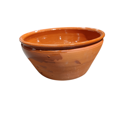 Tigela de barro laranja com acabamento brilhante sobre fundo branco