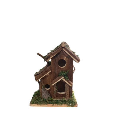 Casa de pássaros de madeira com musgo verde