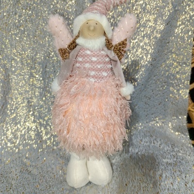 Boneca decorativa de tecido com vestido rosa e chapéu, em fundo brilhante prateado