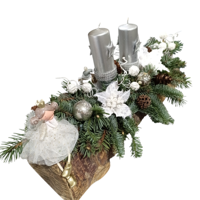 Arranjo de Natal com velas prateadas e anjo em base de madeira