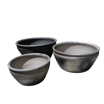 Três tigelas de cerâmica cinzentas e pretas em fundo branco