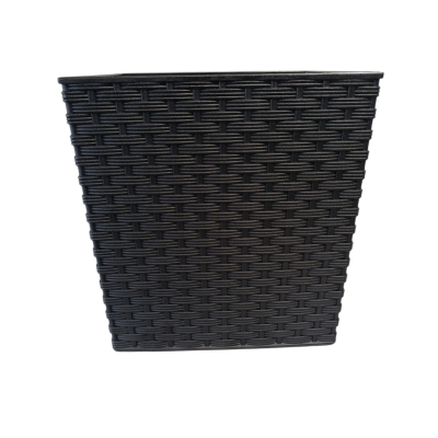 Cesto retangular preto com textura trançada