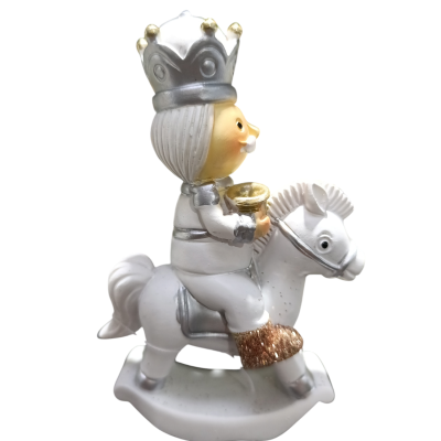 Estatueta de rei a cavalo branco com coroa prateada e detalhes dourados