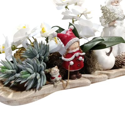 Arranjo decorativo com flores, suculentas e figuras natalinas numa base de madeira