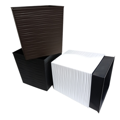 Três vasos quadrados em plástico estriado castanho, preto e branco