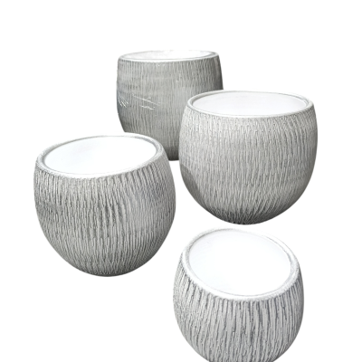 Conjunto de quatro vasos cinzentos texturizados com aberturas brancas