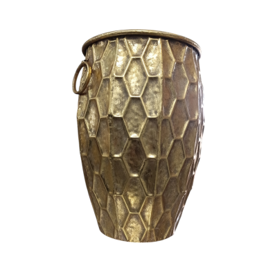 Vaso metálico dourado com padrão hexagonal