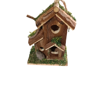 Casa de pássaros de madeira decorativa com musgo e corda para pendurar