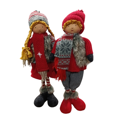 dois bonecos decorativos de inverno com roupas vermelhas e cinzentas e cachecóis