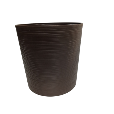 Copo ou vaso cilíndrico castanho escuro com textura de linhas horizontais