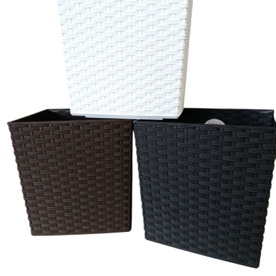 Três cestos quadrados de plástico com padrão de vime em branco, castanho escuro e preto