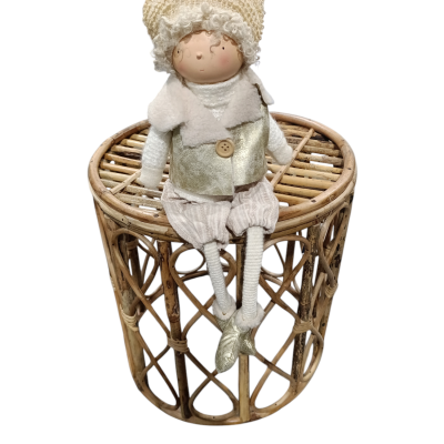 boneca decorativa branca com cabelo encaracolado e roupa bege sentada em banquinho de vime trançado