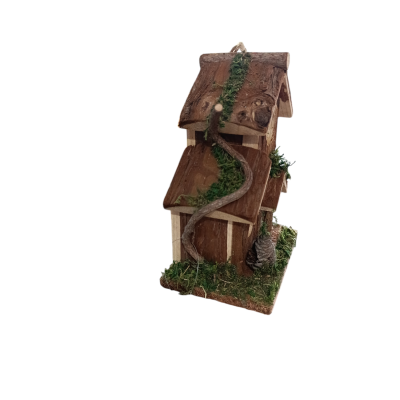 Casa decorativa de madeira com musgo verde e corda