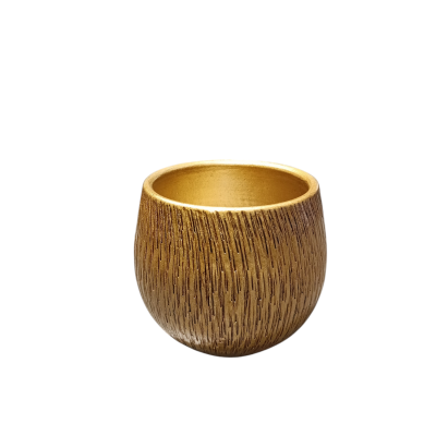 Vaso pequeno dourado com textura riscada