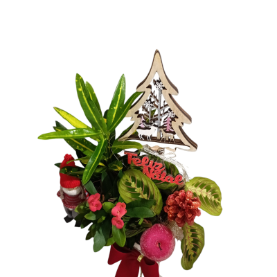 Arranjo floral natalício com folhas verdes, flores vermelhas e enfeites festivos