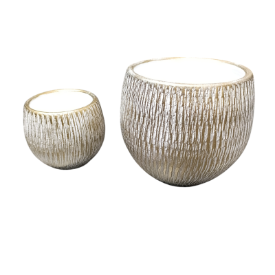 Dois vasos redondos creme com textura dourada, tamanhos diferentes