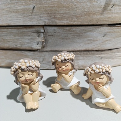 Figuras decorativas de anjinhos com coroas de flores e vestido branco
