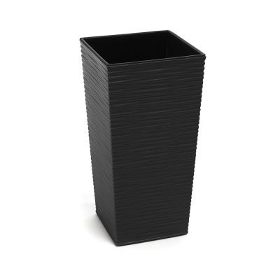 Vaso quadrado preto alto com textura de linhas horizontais