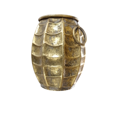 Vaso dourado com textura em escamas e anel metalico