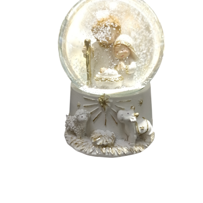 Globo de neve com presépio de Natal dentro e base decorativa branca com ovelhas douradas.