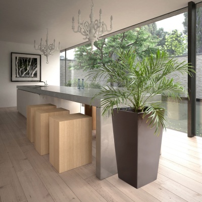 Cozinha moderna com ilha em pedra, bancos de madeira, candeeiros brancos e planta em vaso preto