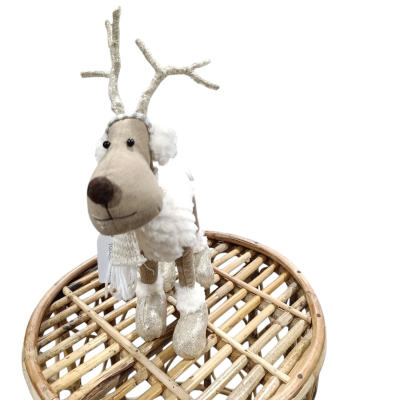 Boneco de rena decorativo em tecido branco e dourado em cima de mesa de madeira clara trançada