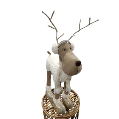 Boneco decorativo de rena em tecido branco e castanho com galhos rústicos como chifres em banco de vime