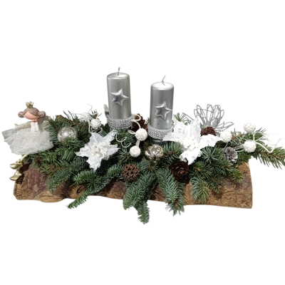 Centro de mesa decorativo de Natal com velas prateadas e enfeites brancos e prateados