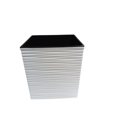 Recipiente quadrado branco com textura ondulada horizontal e interior preto.