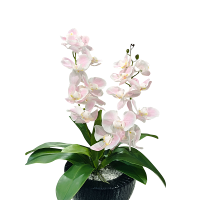 Orquídeas artificiais brancas e rosa em vaso preto com folhas verdes