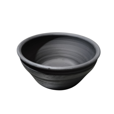 Taça de cerâmica cinzenta com acabamento mate e textura lisa