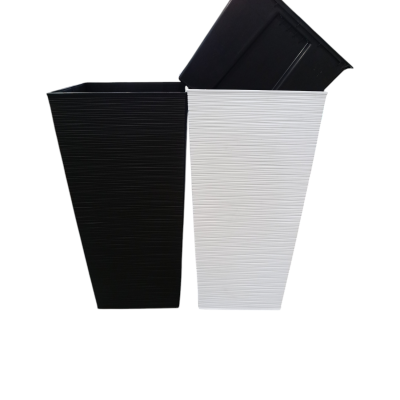 Dois vasos quadrados altos texturizados, um preto e um branco, com vaso preto inclinado dentro do branco.