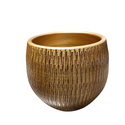 Vaso redondo em madeira castanha com padrões verticais gravados