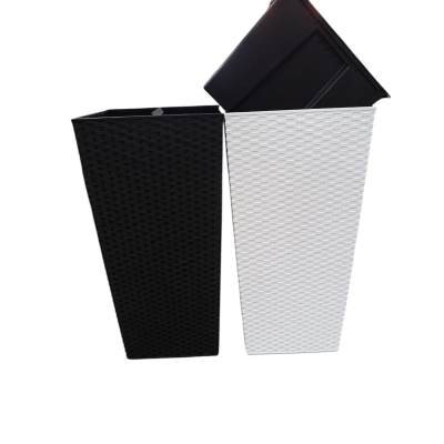 Dois vasos quadrados altos com padrão rattan, um preto e outro branco com interior preto.