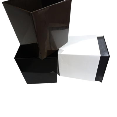 Três contentores quadrados em plástico, dois pretos e um branco