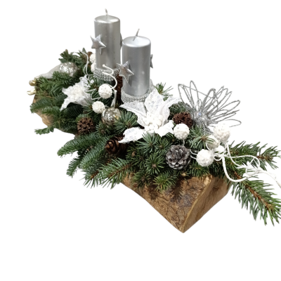 Arranjo decorativo de Natal com velas prateadas, pinhas, bolas brancas e folhas falsas sobre base de madeira