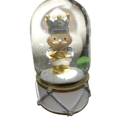 Globo de neve com figura de rei e base branca com corda